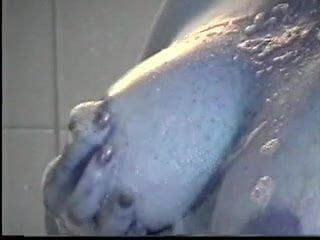 Milf roșcată cu pistrui se joacă cu sfârcurile ei în baie
