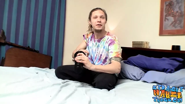 Straight amateur Max Ward uses fleshlight to jerk off solo