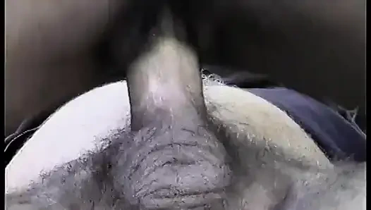 Heißes schwarzes schätzchen strippt und lutscht dann an einem großen schwarzen schwanz