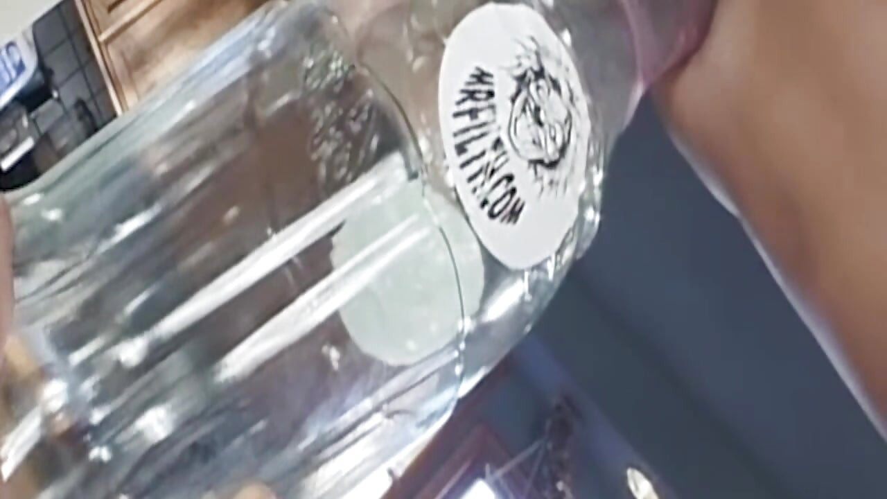 Reife MILF weit mit flasche und dickem schwanz gedehnt