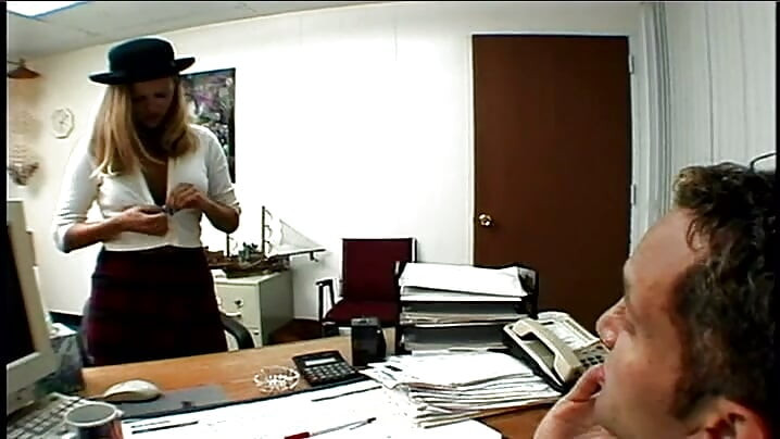 Secretaria rubia tetona follada duro sobre el escritorio de la oficina