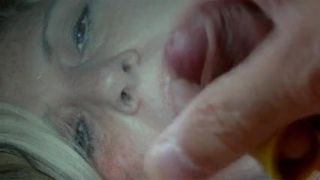 Tossertim maakt gezichtsbehandeling van de vrouw van Adidastrue