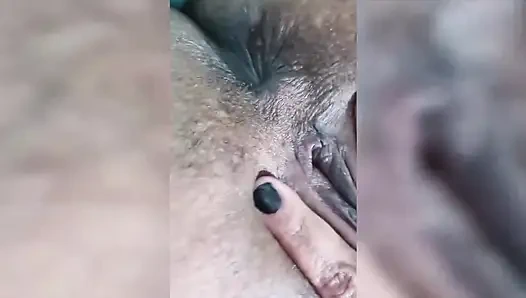 Управляемый ручной стимул: Николи Маттос вызывает удовольствие и демонстрирует свою сверкающую задницу!