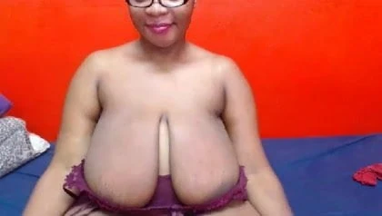 Webcambabe shows her boobs