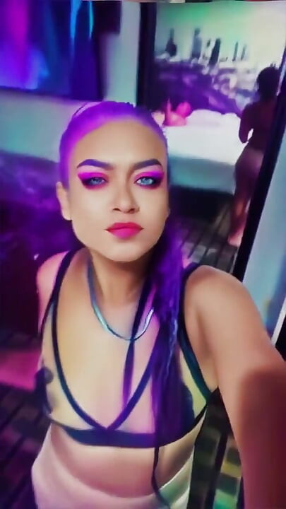 Une latina au cul sexy fait une pause pendant le festival de baise du vendredi
