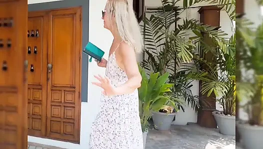 Istri dewasa rambut pirang amatir lagi asik sambil pakai stoking ketat