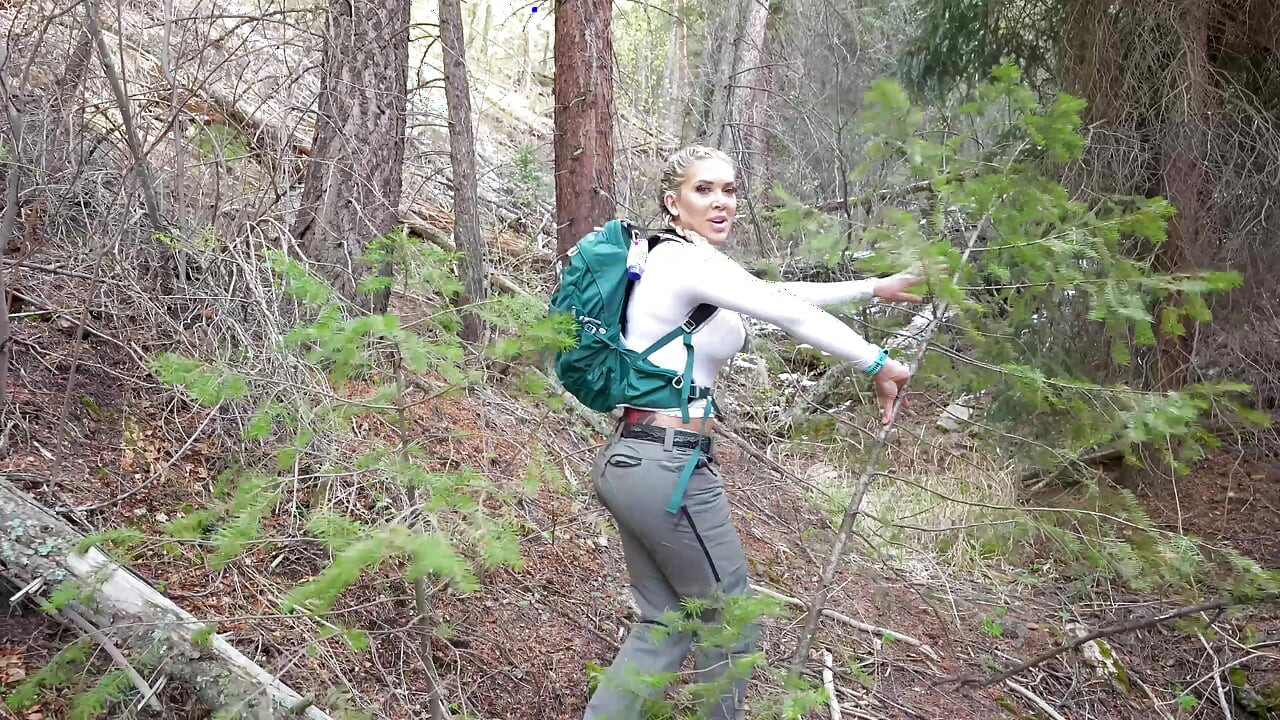 Blonda sexy Christina Savoy se fute cu un străin în pădure