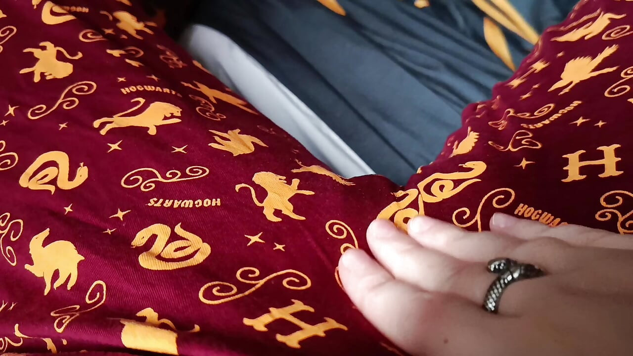 Mijn strakke kleine Hogwarts-pussy komt heel vaak klaar