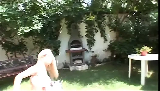 Heiße vollbusige blondine mit brille doppelt gefickt