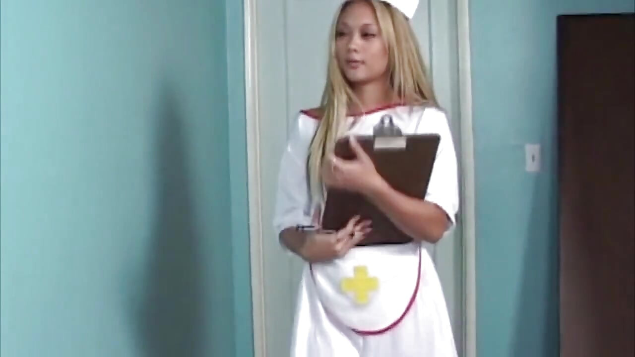 Tinerele asistente asiatice transformă patul de spital în loc de joacă sexy