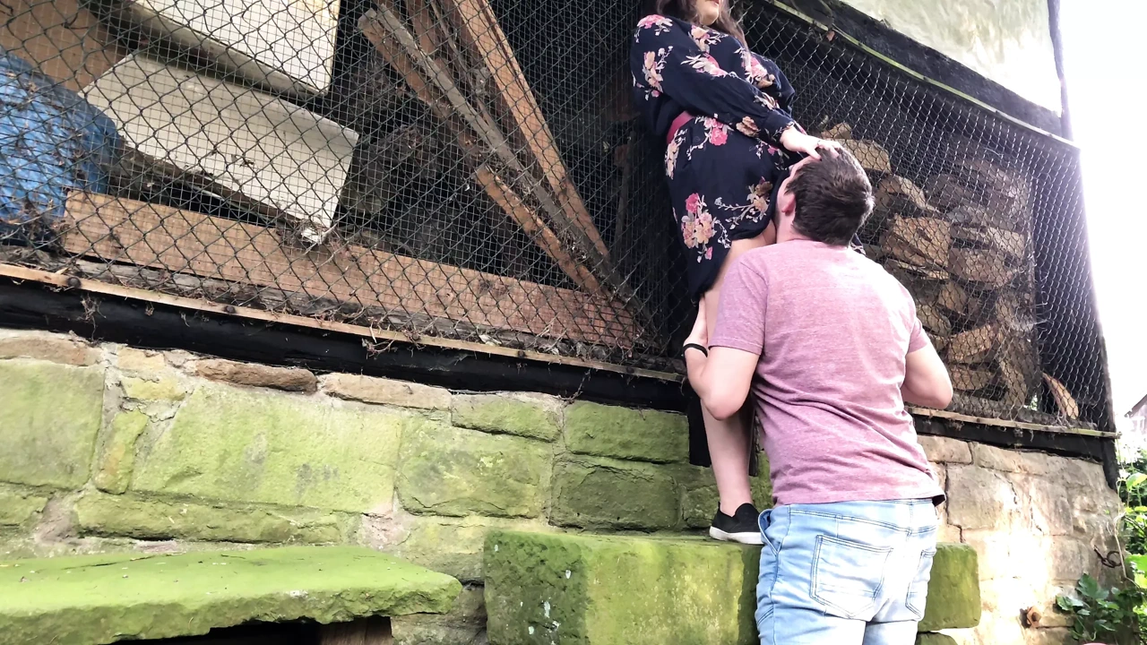 农舍后面的户外性爱 - 与胖美女在公共场合做爱