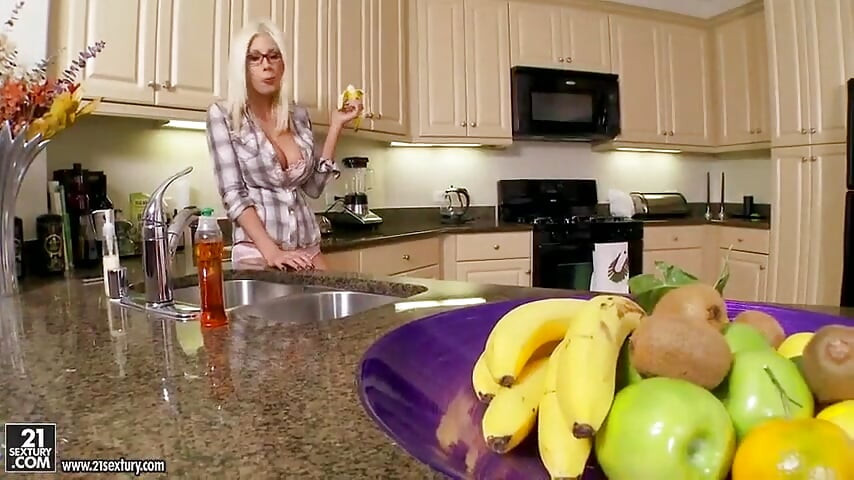 Spex MILF with round ass gets slammed so hard in the kitchen
