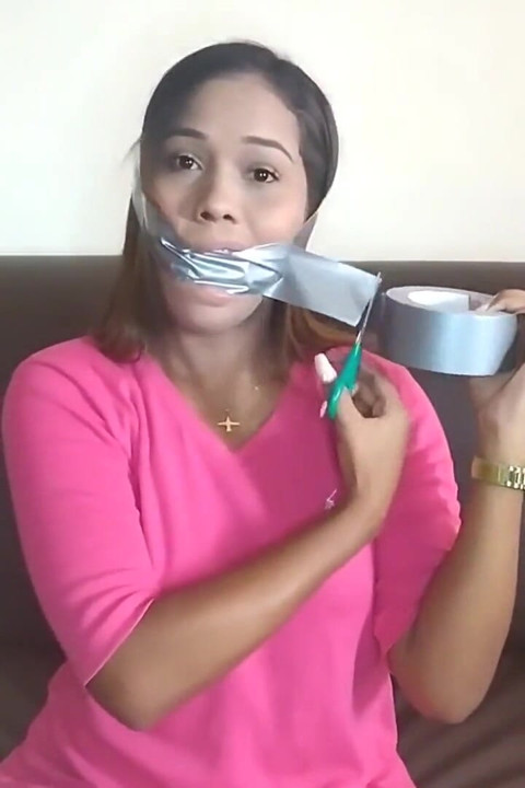 ¡La belleza amordazada con cinta adhesiva tiene un reflejo de mordaza sensible!