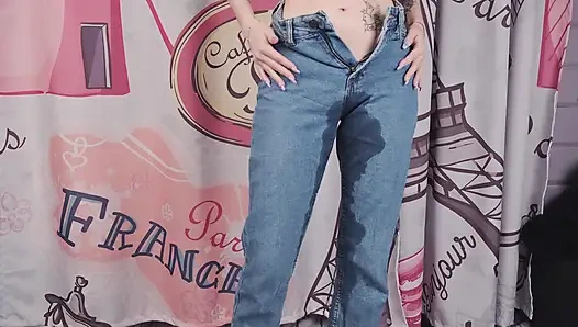 Eva писает в ее джинсах, делает их мокрыми