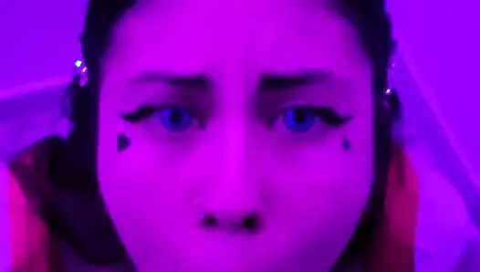 Güzel kız öğrenci Dherlydoll bana lezzetli bir gırtlağına kadar sakso çekiyor ve ağzına ıslak boşalma!
