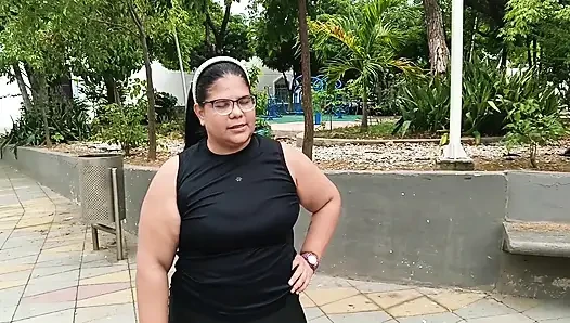 Ich lade das sexy, kurvige mädchen aus dem fitnessstudio an meinen platz ein, und ich ficke sie am ende und fülle ihre vagina mit sperma.