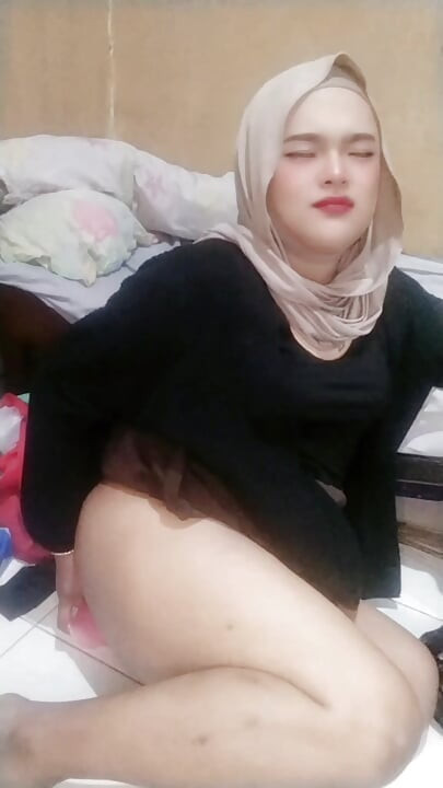 Ivvy Crossdresser 头巾吮吸假阳具并骑乘它