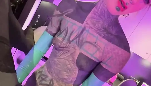 Heavy tattoo pegging - freund wird gefickt und tief gefingert