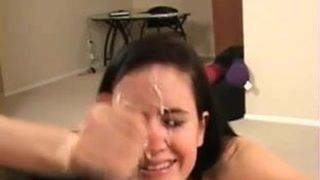 Симпатичная грязная говорящая девушка делает минет со спермой на лицо