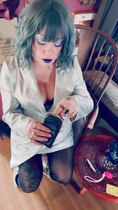 Tina Snua acende seus cigarros com partidas longas - balança omi ome snap inhales