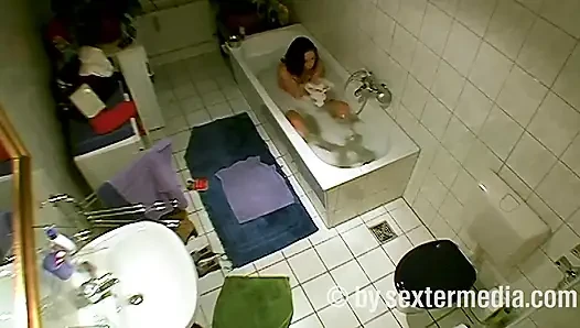 MILF Banyoda Kişisel Hijyen Yapıyor
