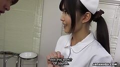 जापानी नर्स shino aoi डॉक्टर के ऑफिस में बिना सेंसर के मरीज का लंड उड़ा देती है।