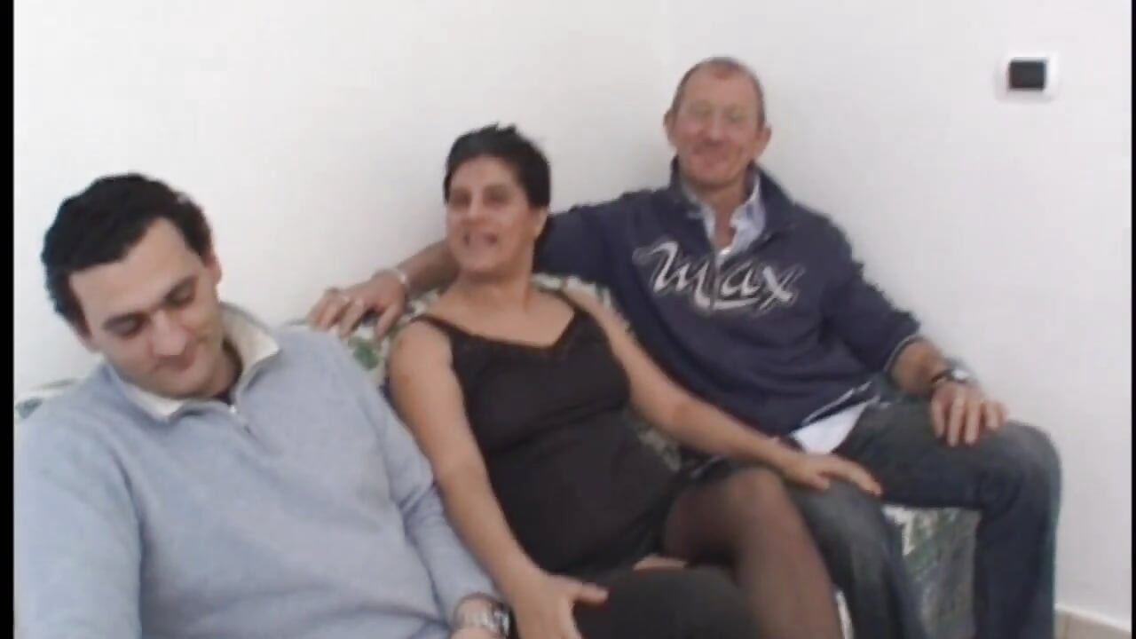 Une grosse brune amateur s'occupe de deux bites
