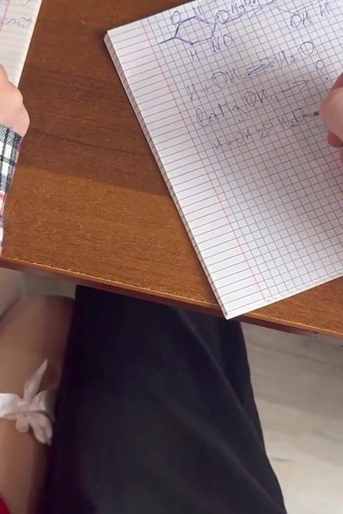 我18岁的同学突然间, 女孩在课堂上开始给我撸管