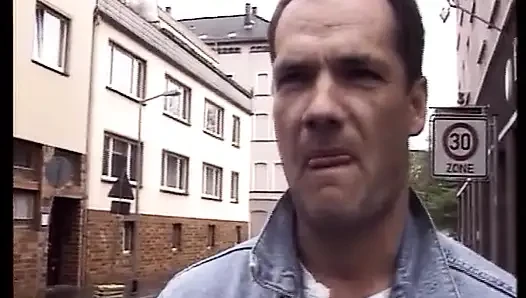 Alman bayan her iki deliğini de deldirmeyi seviyor