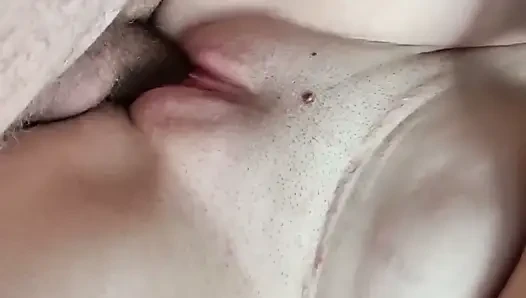 Cewek sange ini lagi asik muasin memeknya sampai muncrat intens