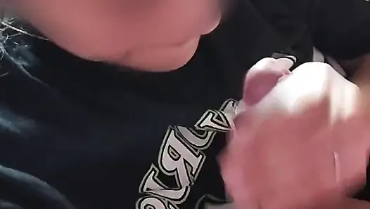 Она заставляет меня кончить в ее рот