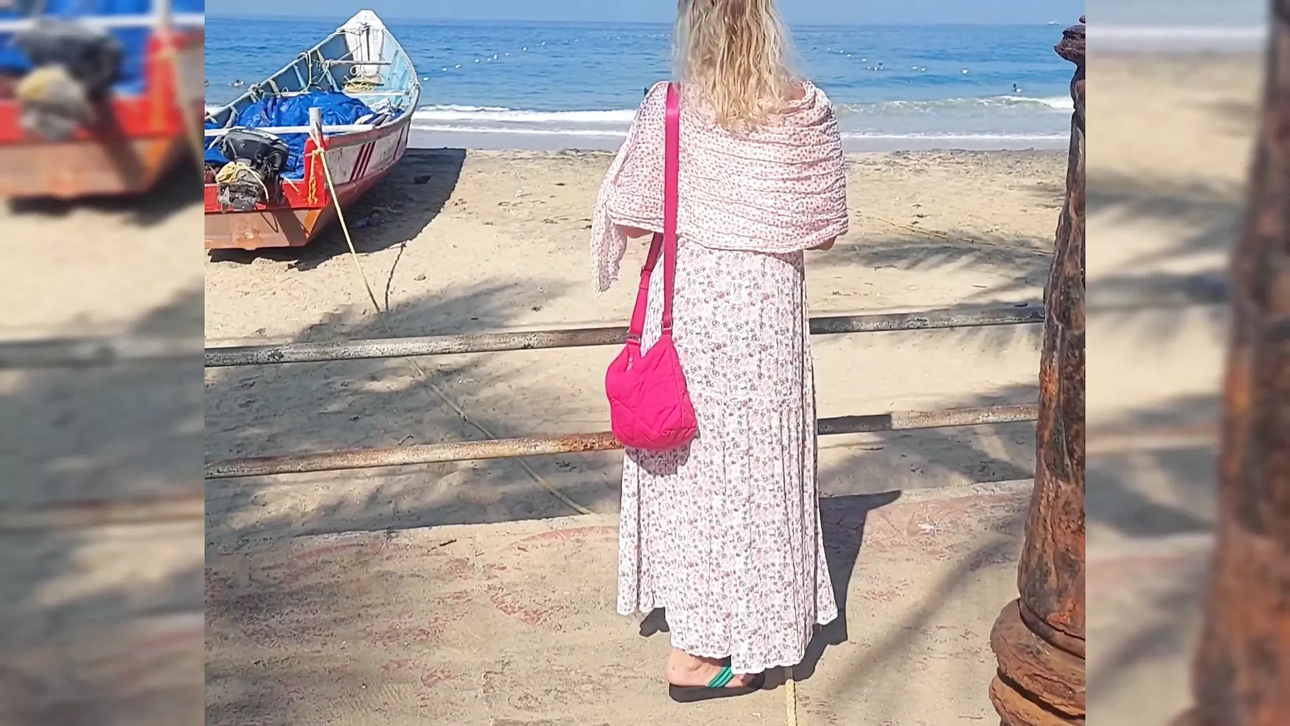 Bini blonde matang amatur menikmati seks bogel selepas berjalan