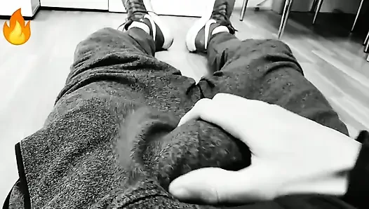 Lezzetli ve lezzetli büyük yarak siyah ve beyaz aşıklar için mastürbasyon yapıyor!