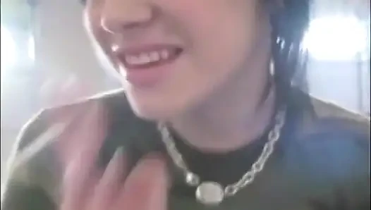 Gadis remaja nakal lagi asik merokok di video close up