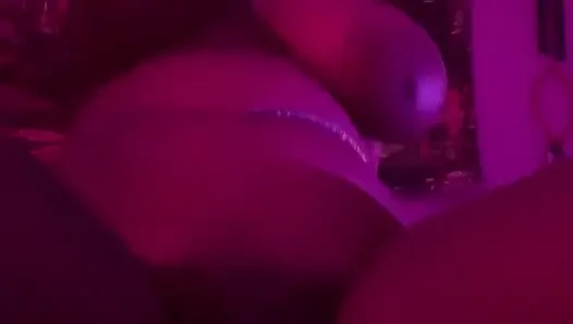 Yalnız zenci dildoya biniyor
