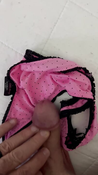 ピンクのパンティは私をイかせる