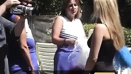 Tıknaz ponpon kızların kamera arkasının tadını çıkarın