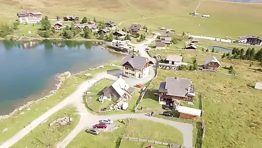 Deri Pantolonlu Büyük Memeli Sarışın Alp Kulübesinde Sikiliyor
