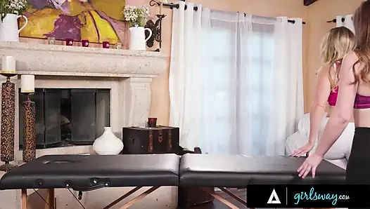 GIRLSWAY - белая девушка с большой шикарной блондинка Aj Applegate получает шаловливый массаж миниатюрной Danni Rivers после жесткой тренировки