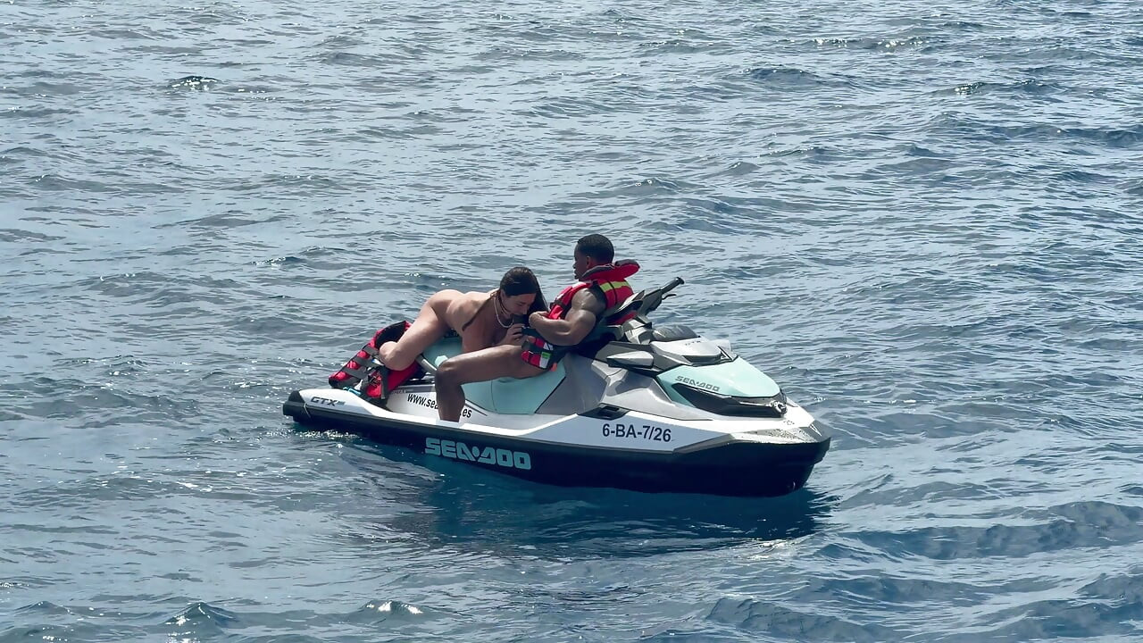 Esguichando duro em um jet ski - Luiza Marcato e Jesus Reyes