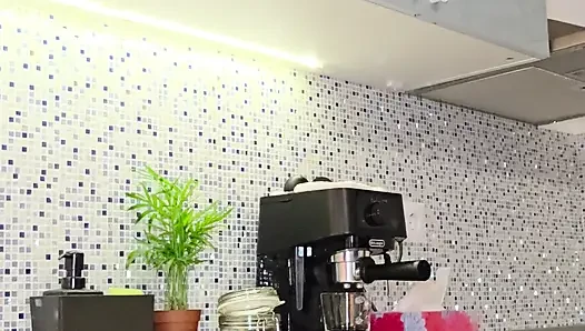 Saya Akan Membuat Sarapan Dan Saya Berakhir Dengan Masturbasi Pagi Basah Di Dapur