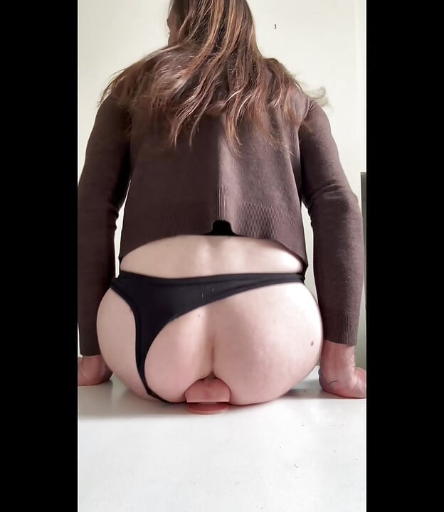 Travesti sexy folla y monta un dildo