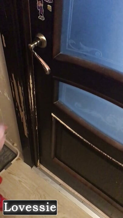 빨간 드레스를 입은 아름다운 밀프가 발코니에서 이웃 남자의 자지를 빨아주고, 그를 집 안으로 초대했다 - Lovessie