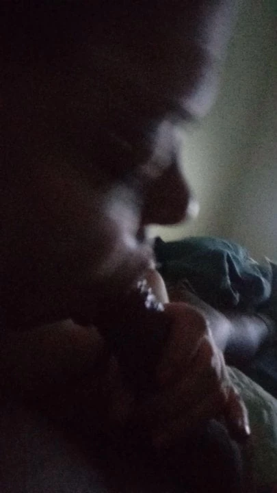 La belle-mère voisine. sucer une bite noire