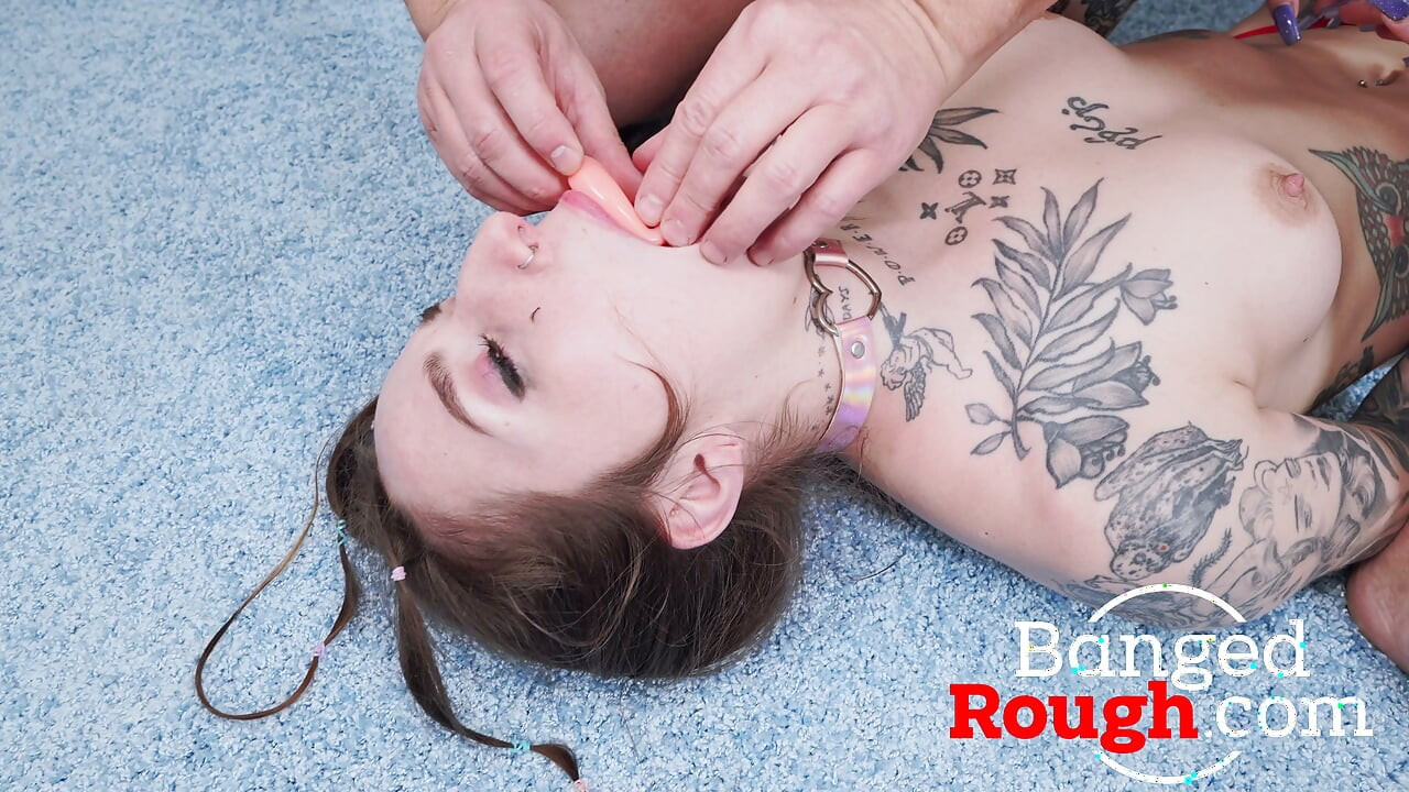 Aliana Foxs Pushes Deepthroat to the Limit