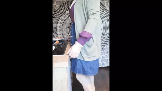 Karen Handsfree Masturbationen and Cum in Kitchen