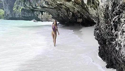 Monika fox si seksi dengan baju renang ungu di paradise island