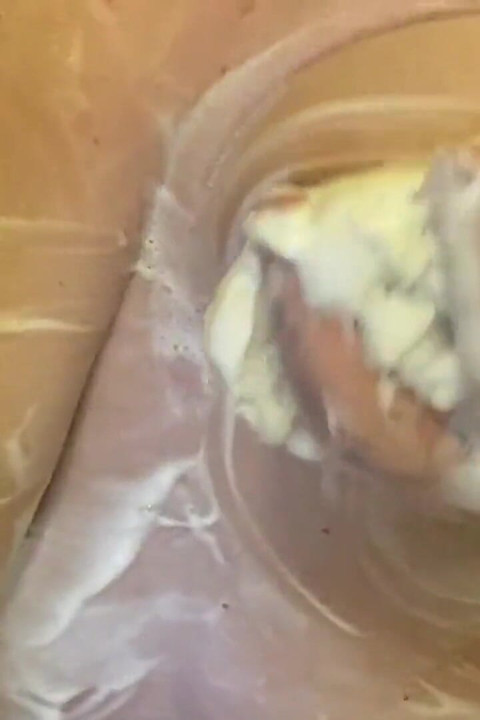 Duşta büyük göğüslerimi sabunlıyorum
