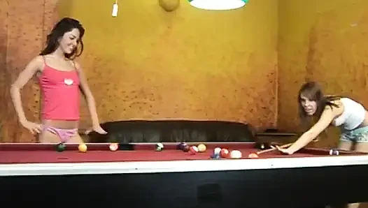 Tess ve Kim bilardo masasında