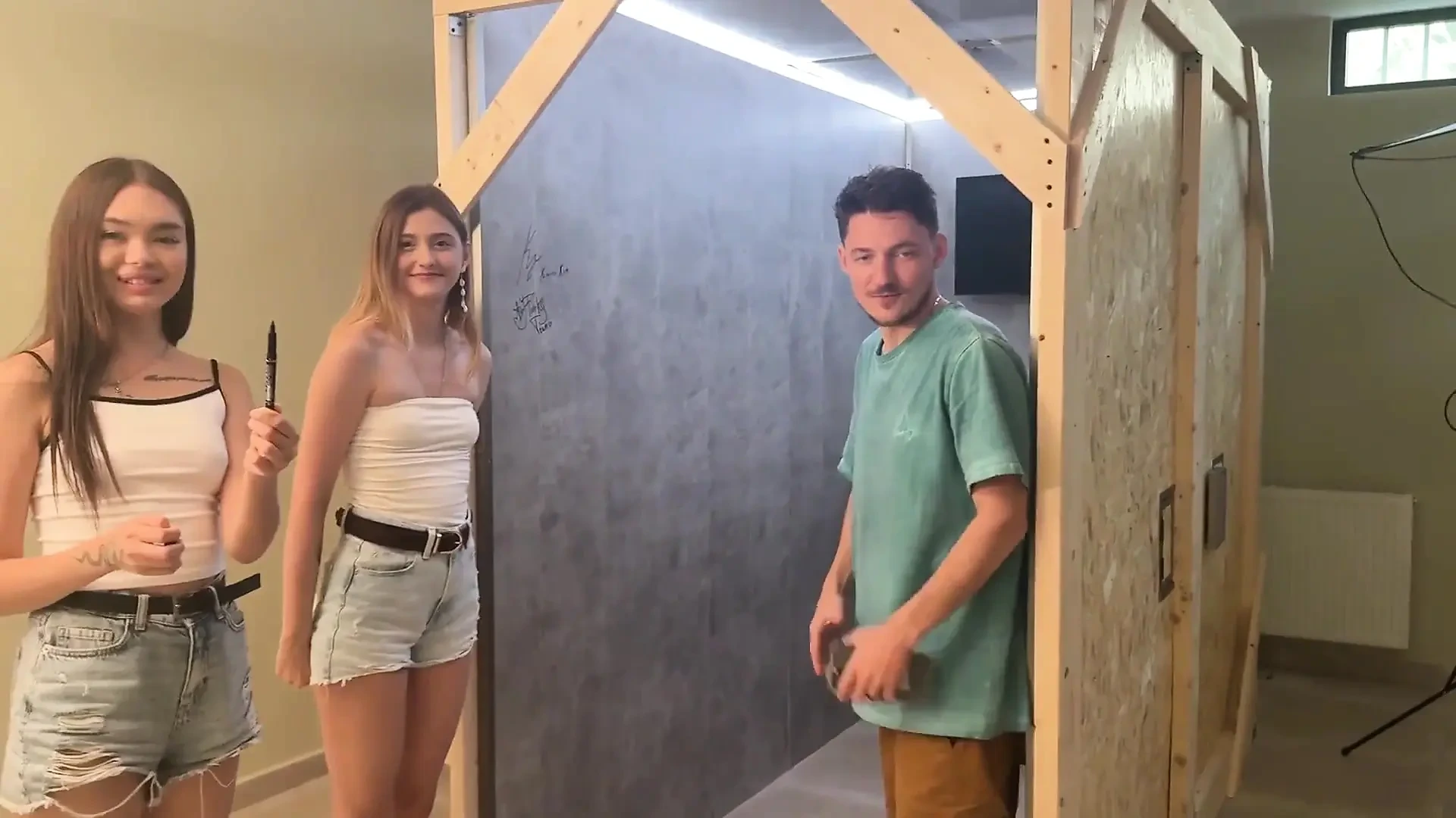 Sex Vlog – Trying Gloryhole for the First Time!